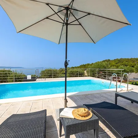 펜션 Ria With Heated Pool By Interhome 트로기르