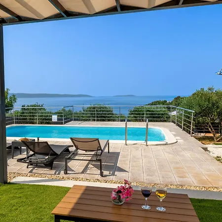 Ria With Heated Pool By Interhome 트로기르